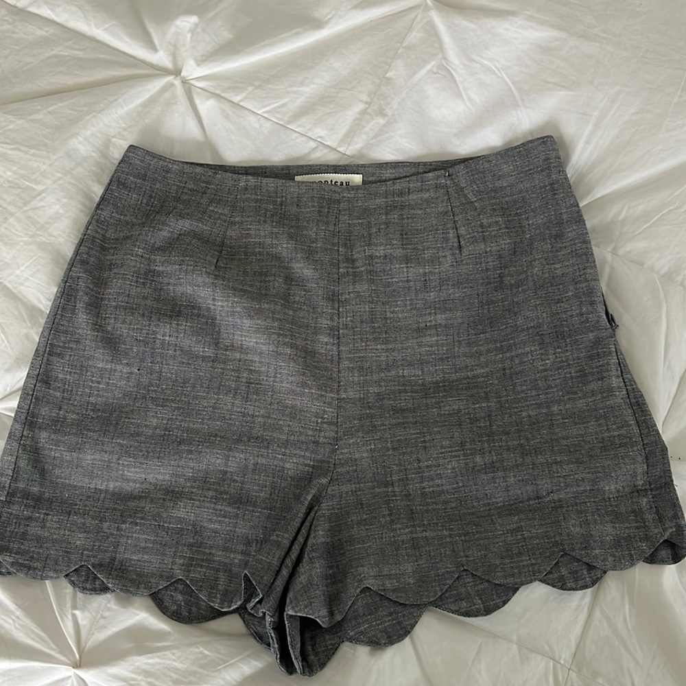 Monteau side zipped scalloped edge shorts Small
